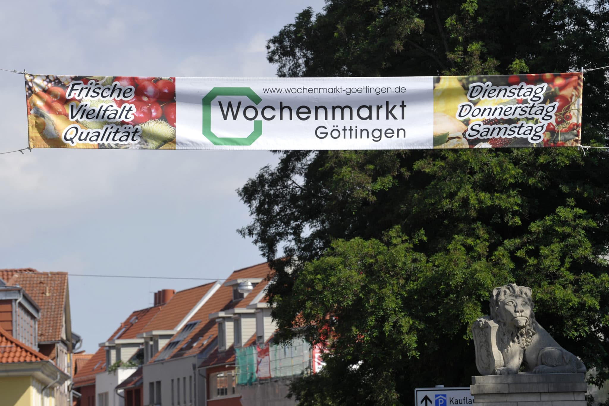 Ein Banner am Eingang zur Innenstadt weist auf den Wochenmarkt hin.