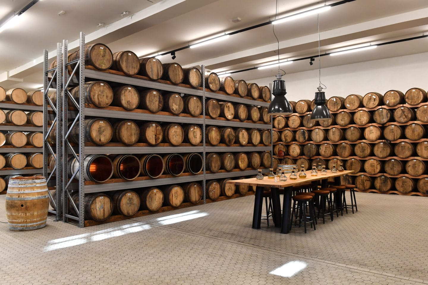 Whiskey-Fässer in der Hardenberg Distillery