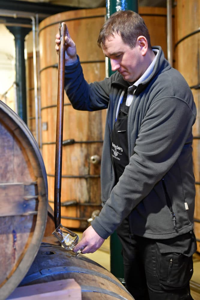 György Varga zieht in der Hardenberg-Distillery eine Fassprobe