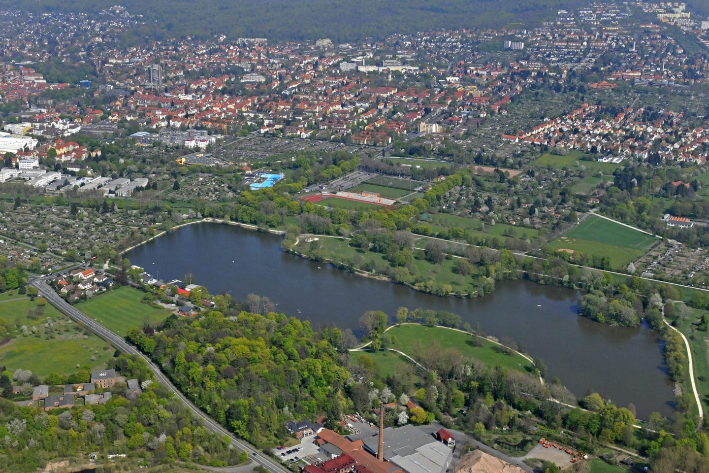 Aus der Luft: Der Kiessee, Göttingens beliebtestes Naherholungsgebiet.