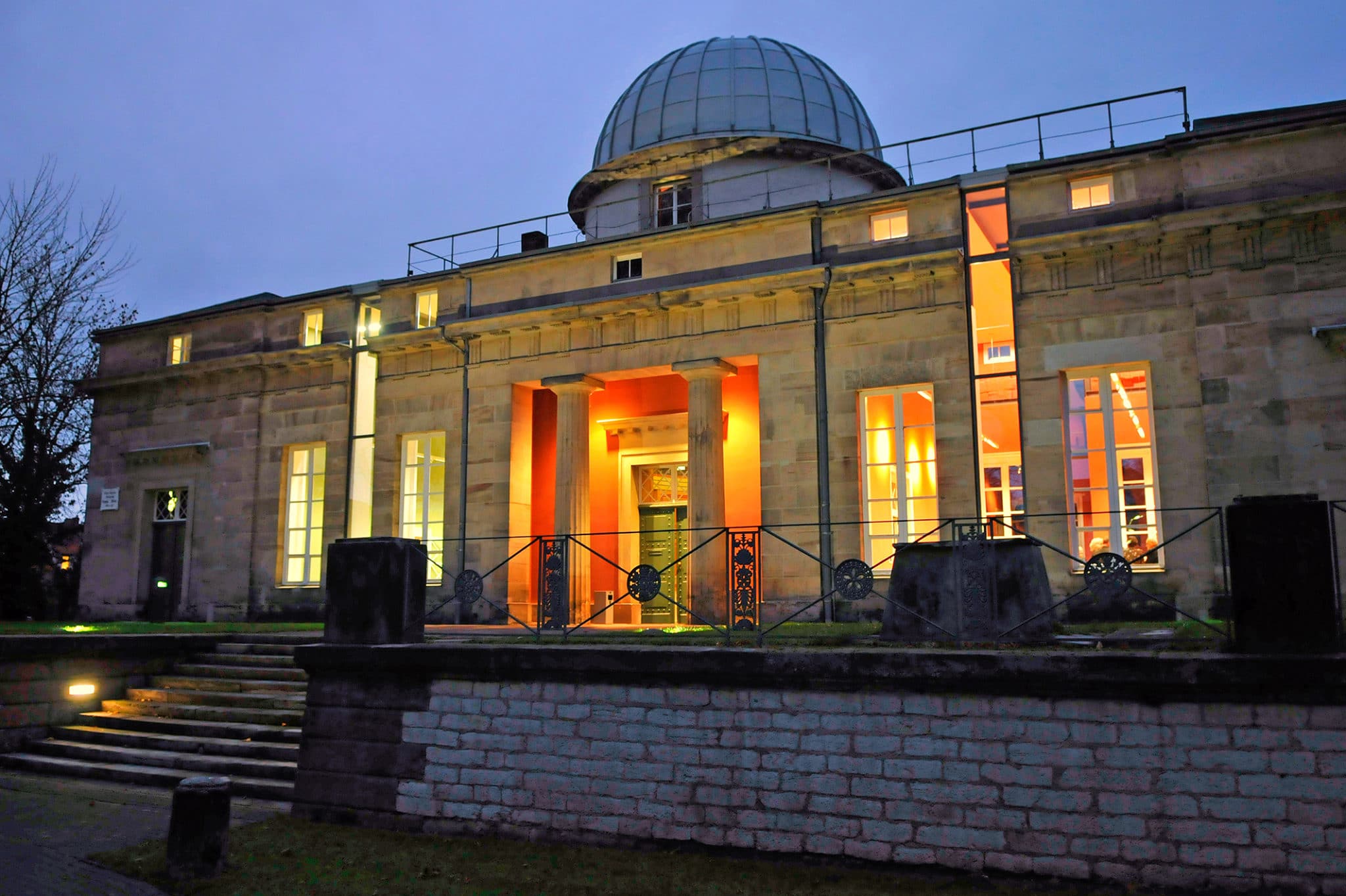 Dieses Foto zeigt die Wiedereröffnung der Sternwarte in Göttingen