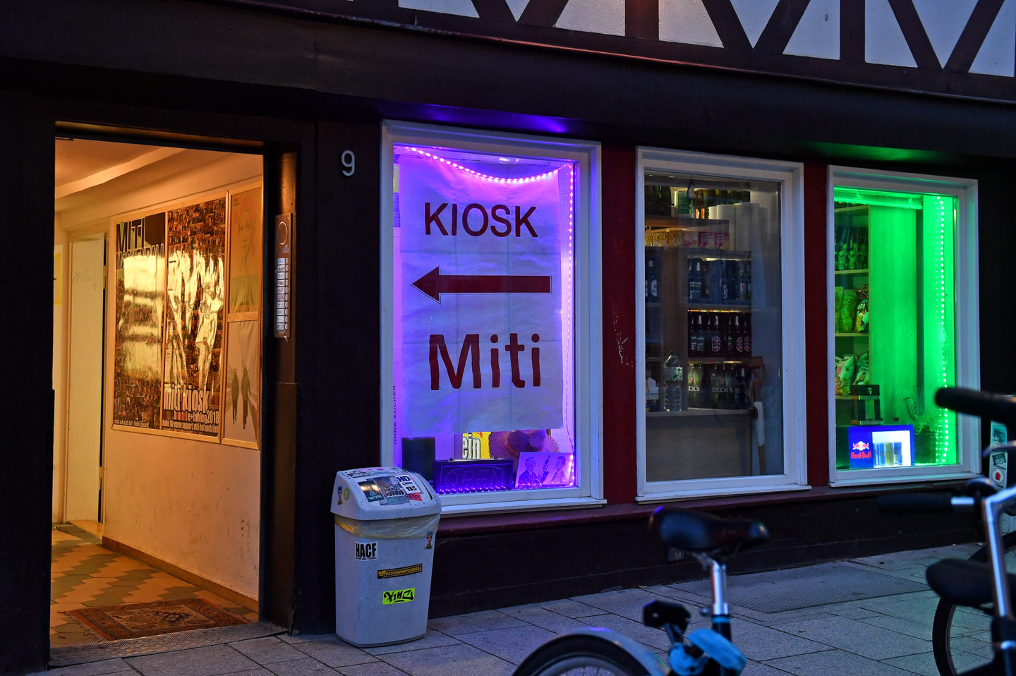 Farbenfroh beleuchtet: der Miti Kiosk in der Roten Straße.