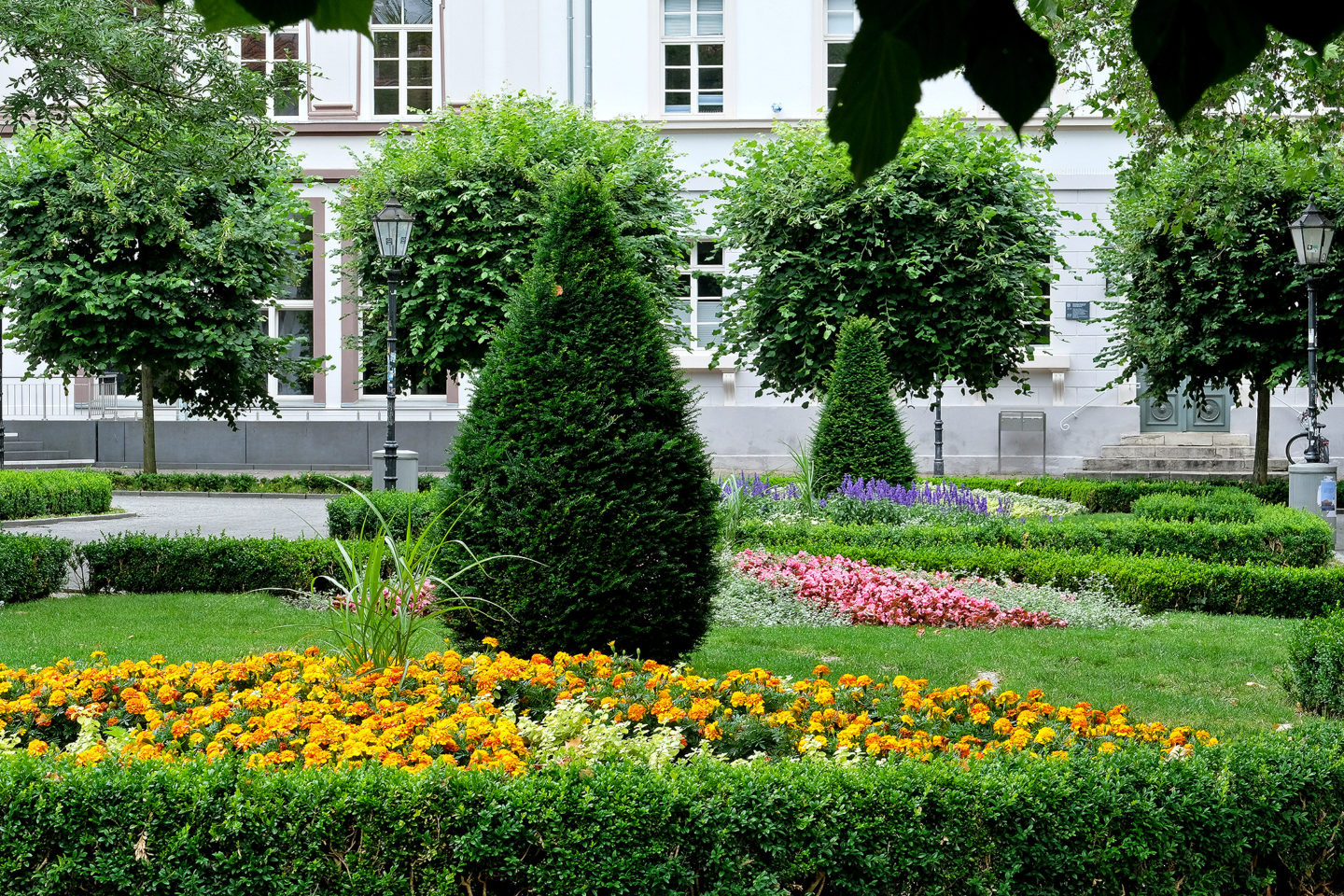 Stets farbenfroh: Blumenrabatten auf dem Wilhelmsplatz.
