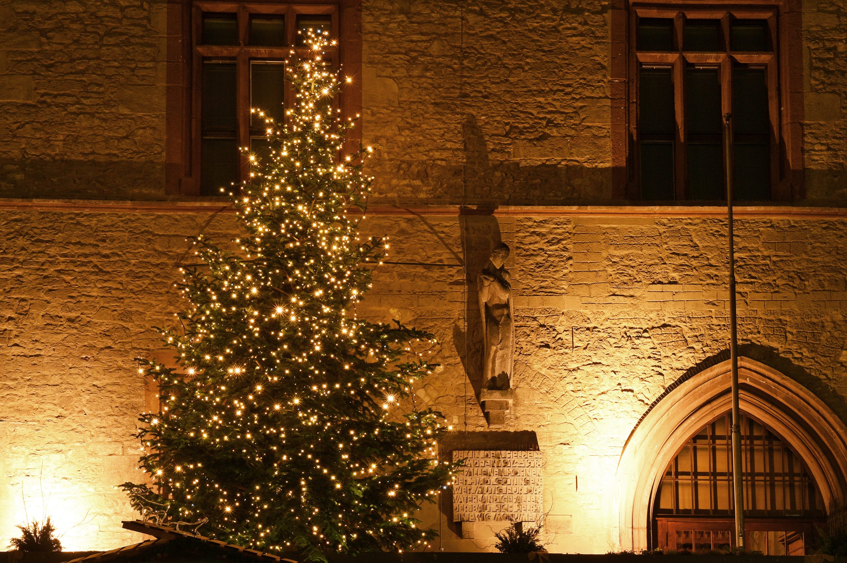 Der Weihnachtsbaum auf dem Rathaus-Balkon