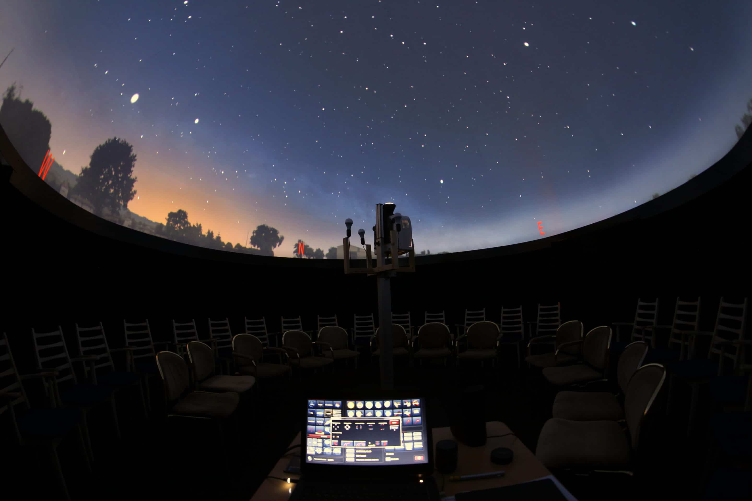 Herzstück des Planetariums im Gut Steimke ist ein digitaler Projektor