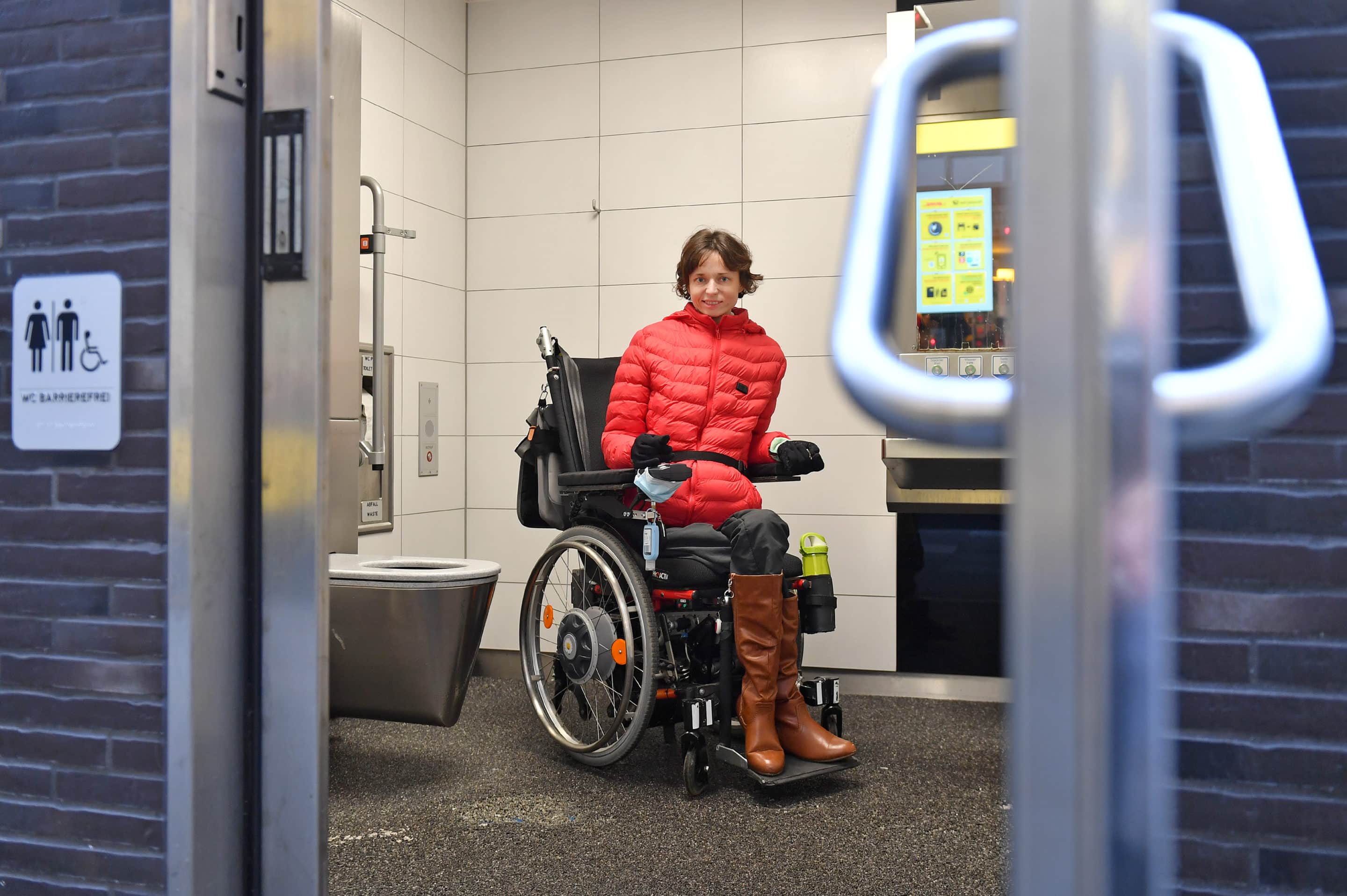 Mit dem Rollstuhl in einer öffentlichen Toilette